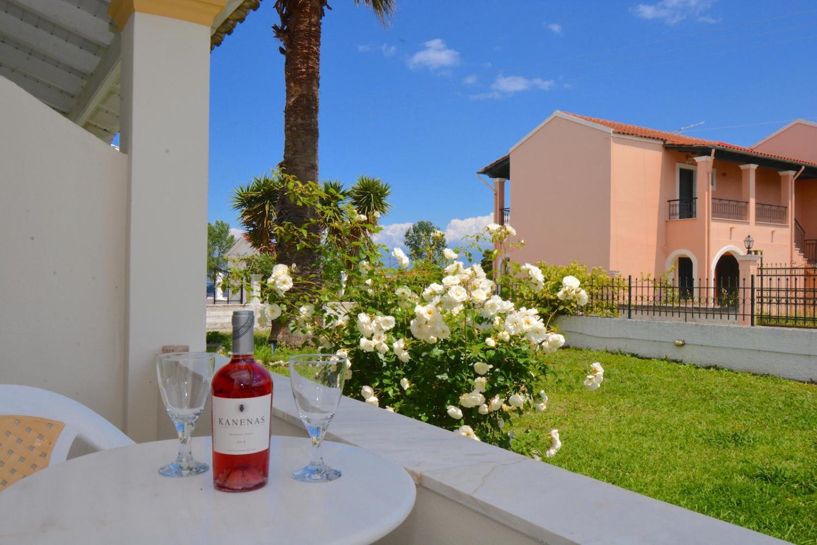 Dolphin Apt & Studios -Next To The Beach Roda  Exterior foto